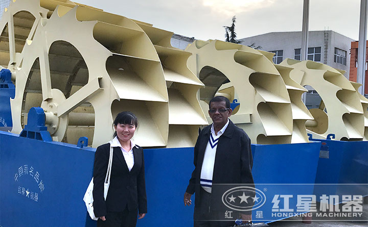 客戶(hù)來(lái)廠(chǎng)選購(gòu)洗砂機(jī)