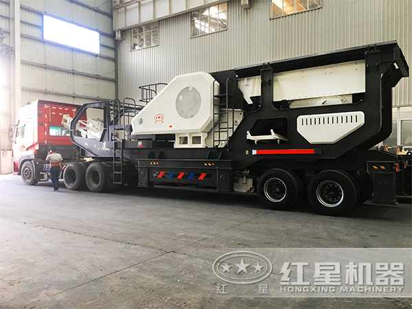 輪胎式移動石子破碎站發(fā)貨現(xiàn)場