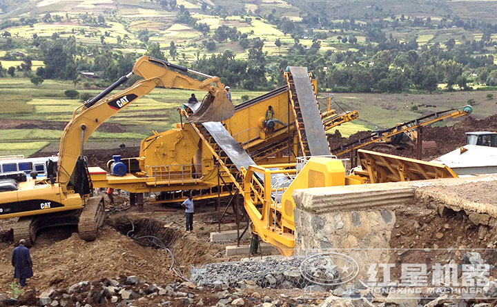 石英砂移動(dòng)破碎站生產(chǎn)現(xiàn)場