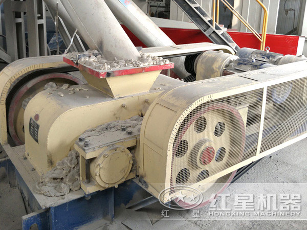 對(duì)輥式破碎機(jī)作業(yè)現(xiàn)場