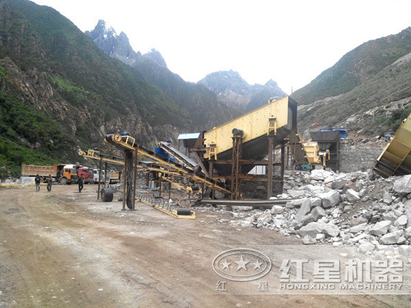 石英制砂機(jī)作業(yè)現(xiàn)場