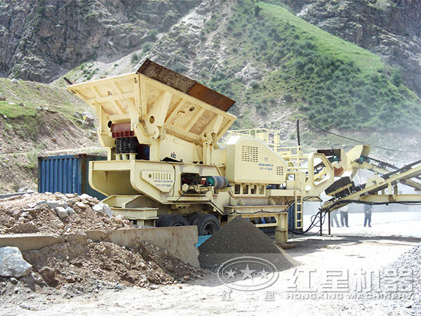 HX1349HD125輪胎式移動(dòng)破碎站生產(chǎn)現(xiàn)場