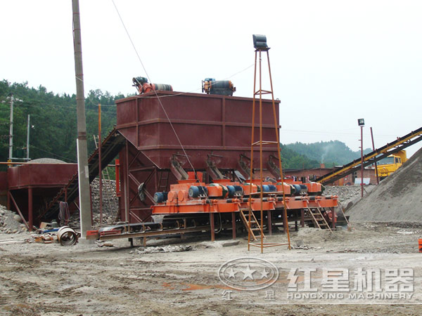 對輥式制砂機作業(yè)現(xiàn)場