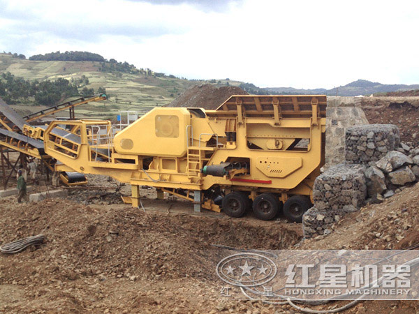 進(jìn)入到原料場地作業(yè)的車載流動破石機(jī)