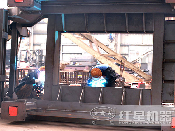 正在生產(chǎn)車載流動破石機(jī)的作業(yè)人員