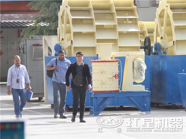 來(lái)廠參觀、了解洗砂機(jī)的客戶