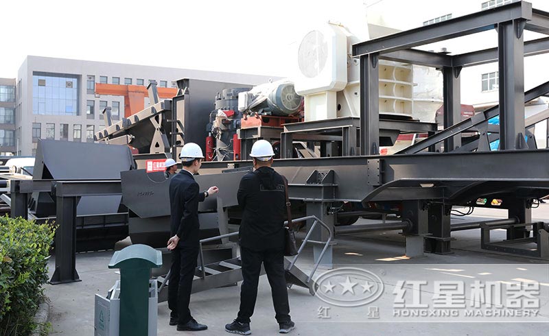 參觀、考察移動碎石機(jī)的客戶