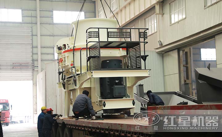 工人將制砂機裝車準備發(fā)貨