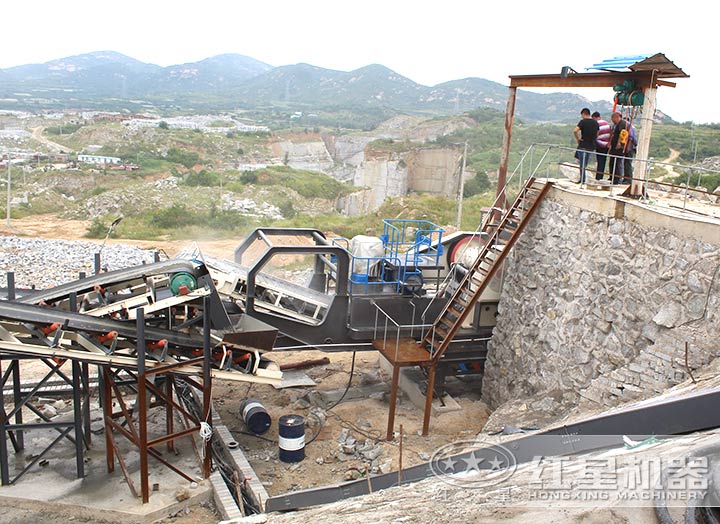移動(dòng)顎破碎石現(xiàn)場