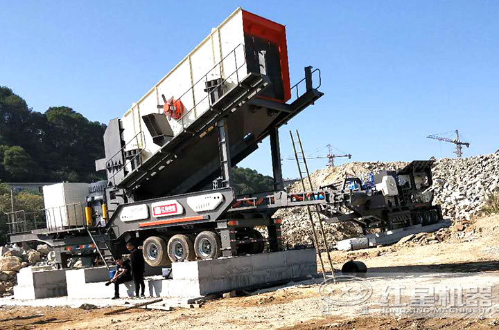 移動破碎機作業(yè)現(xiàn)場