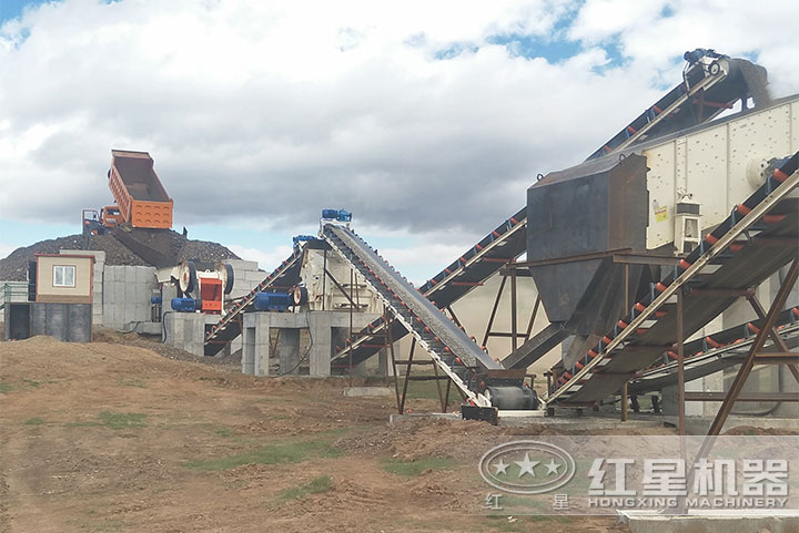 一套碎石機(jī)作業(yè)現(xiàn)場(chǎng)