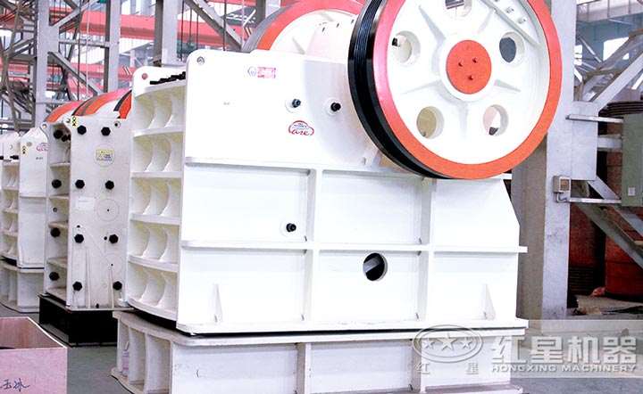 顎式破碎機設(shè)備簡單，運行效果好