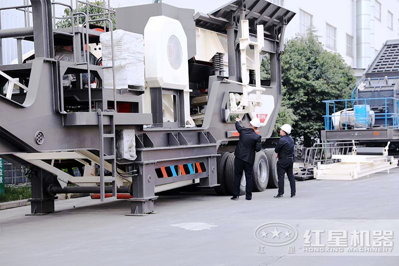 客戶參觀移動(dòng)式煤矸石制砂機(jī)廠區(qū)，經(jīng)理為其介紹設(shè)備