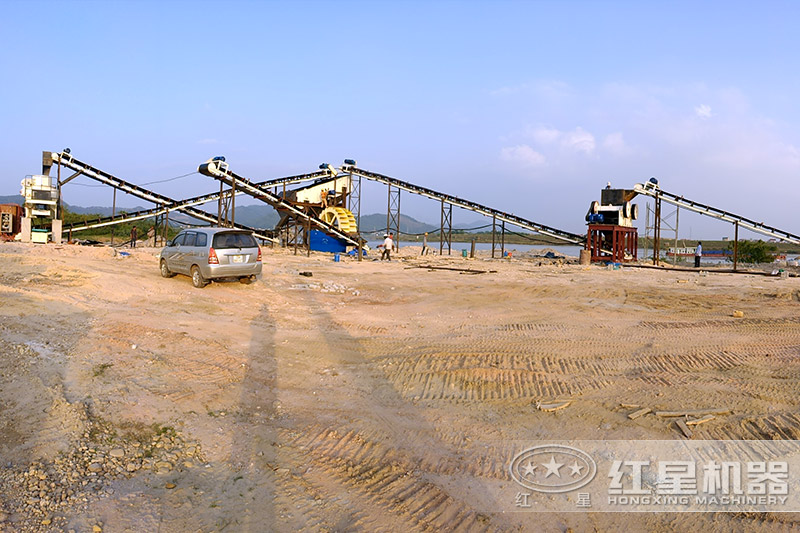 制砂生產(chǎn)線中的顎式破碎機(jī)，細(xì)碎