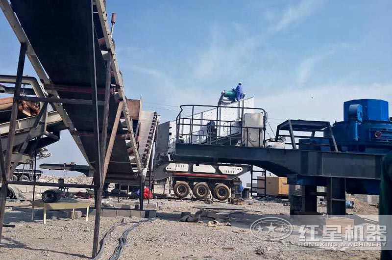 移動(dòng)式建筑垃圾破碎現(xiàn)場(chǎng)